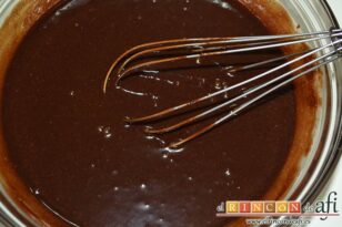 Brownie cheesecake, mezclar con varillas hasta integrar