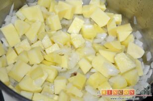 Crema de espinacas con huevo, picatostes y crujiente de jamón, añadir las papas cortadas en dados