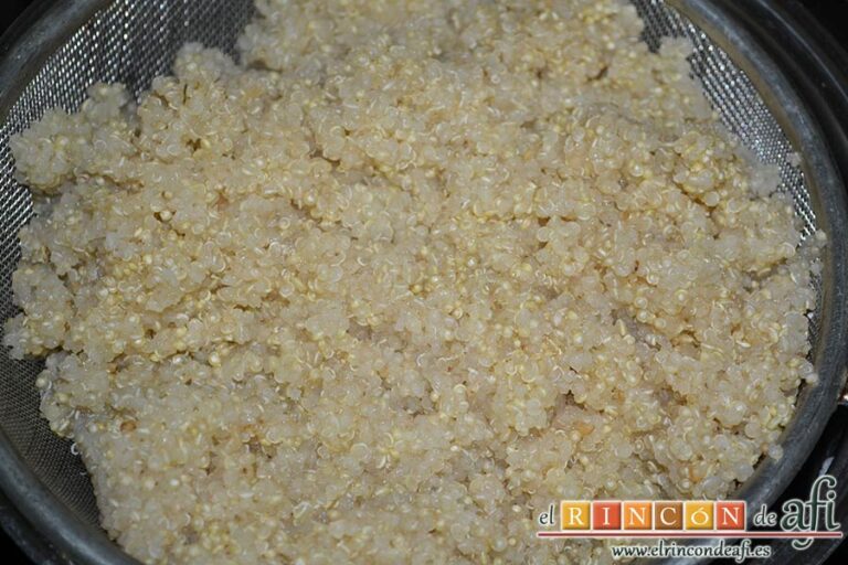 Ensalada de quinoa con calabaza y arándanos, escurrir y dejar reposar