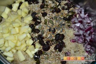 Ensalada de quinoa con calabaza y arándanos, verterlo sobre los ingredientes
