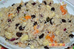 Ensalada de quinoa con calabaza y arándanos, sugerencia de presentación
