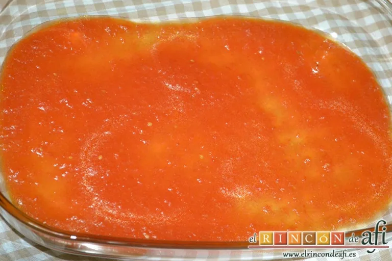 Lasaña de pollo, espinacas y piñones, poner en una bandeja rectangular una capa de salsa de tomate