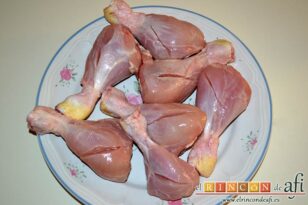 Pollo en adobo en airfryer, retirarle la piel a los muslos y hacerles unos cortes