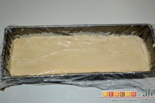 Tarta de queso con galletas y dulce de leche, forrar molde con film y volcar