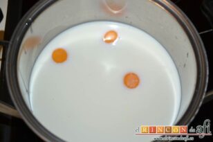 Tarta holandesa sin horno, poner caldero la leche condensada, la leche y las tres yemas de huevo