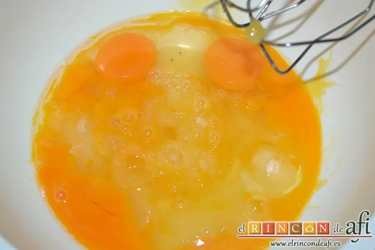 Bizcocho de calabaza con nueces y cobertura de crema de queso, poner los huevos con el azúcar en un bol