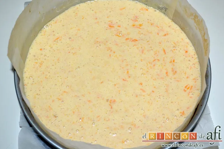 Bizcocho de calabaza con nueces y cobertura de crema de queso, preparar el molde y volcar la mezcla