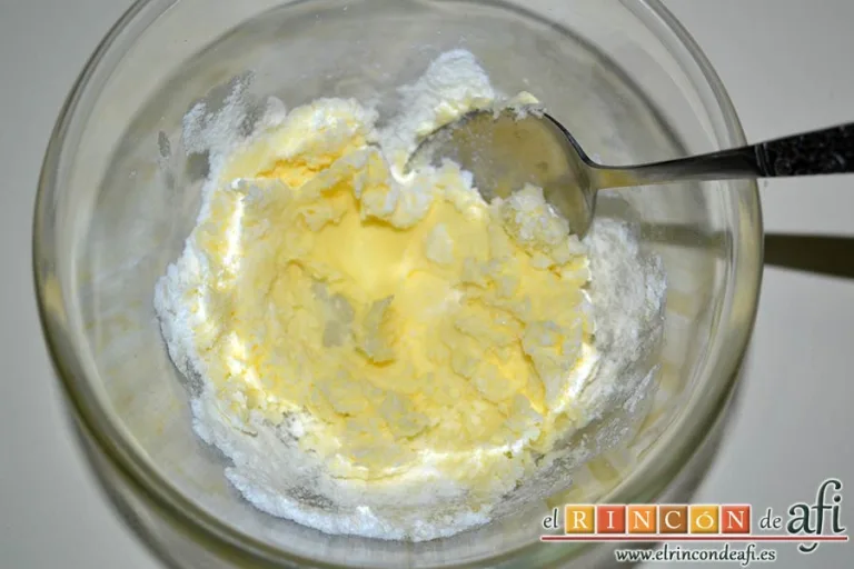 Bizcocho de calabaza con nueces y cobertura de crema de queso, mezclar en un bol pequeño la mantequilla, el azúcar glass y el queso crema