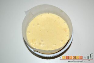 Bizcocho de yogurt 1,2,3 con miel y manzanas, forrar y engrasar antes los moldes