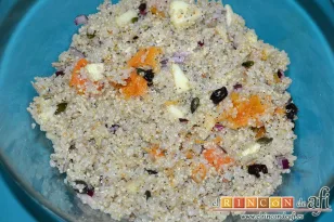Ensalada de quinoa con calabaza y arándanos, mezclar
