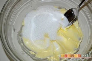 Galletas de mantequilla con pistola, aplastar ligeramente la mantequilla y poner el azúcar blanquillo