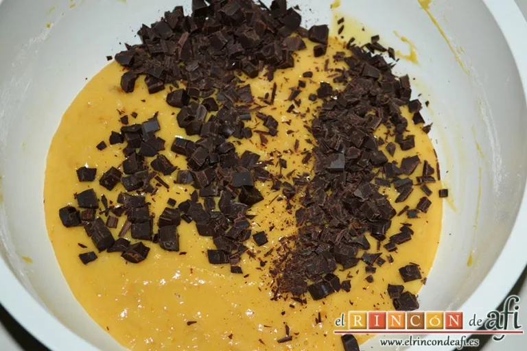 Magdalenas de batata y trocitos de chocolate, añadir los trocitos de chocolate