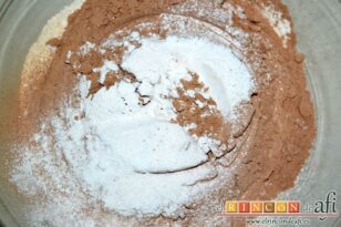 Muffins de Cola Cao para Iria, poner en otro bol la harina de repostería, el cacao y la levadura tamizados