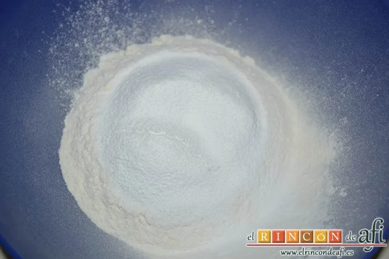 Nevaditos o Mantecados Manchegos, mezclar las harinas y añadir el azúcar glass y la sal