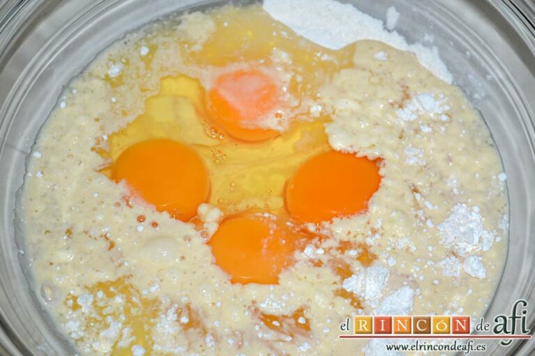 Quiche de puerro y champiñones sin base, poner en un bol grande la harina, la levadura, la leche evaporada, los huevos