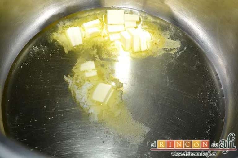 Solomillo de cerdo a la pimienta negra, poner en una olla exprés a derretir la mantequilla con un chorrito de aceite de oliva