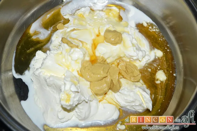 Solomillo de ternera en salsa de mostaza y miel, poner en un caldero amplio la nata, la mostaza, la miel y la pizca de sal a fuego moderado