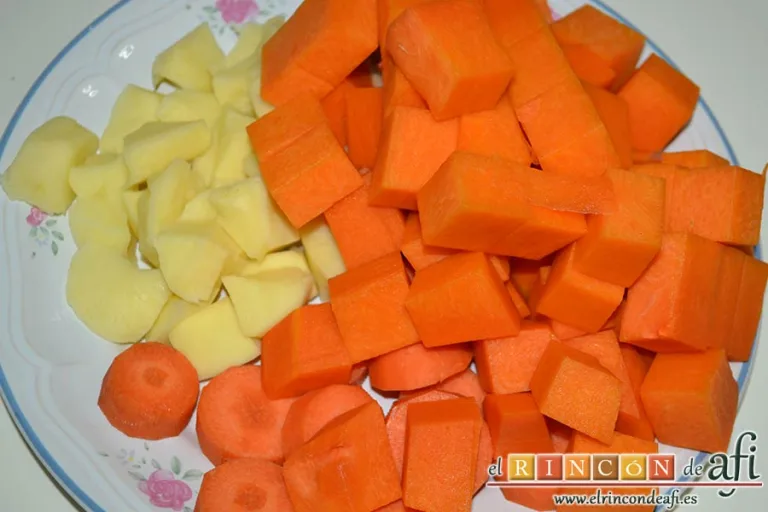 Crema especiada de calabaza y zanahoria, trocear las papas y las zanahorias peladas