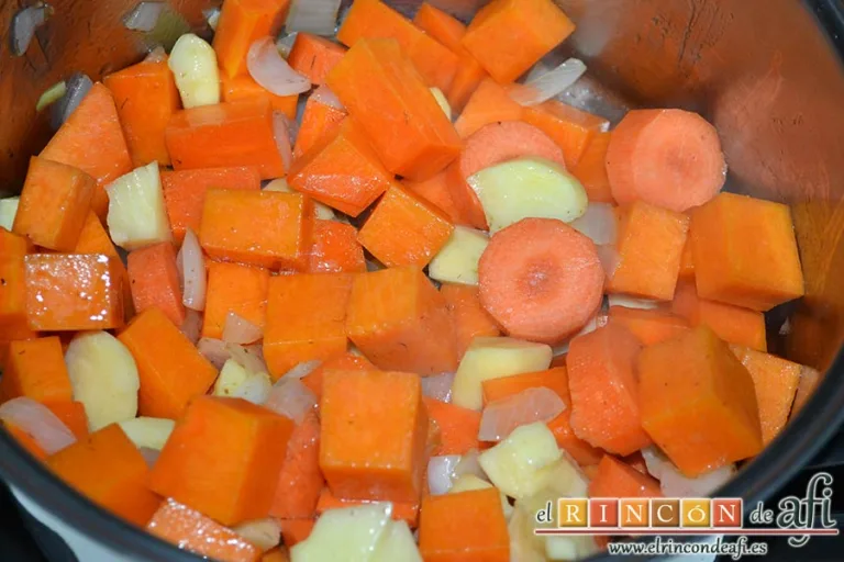 Crema especiada de calabaza y zanahoria, incorporarlas al caldero mezclándolas con la cebolla
