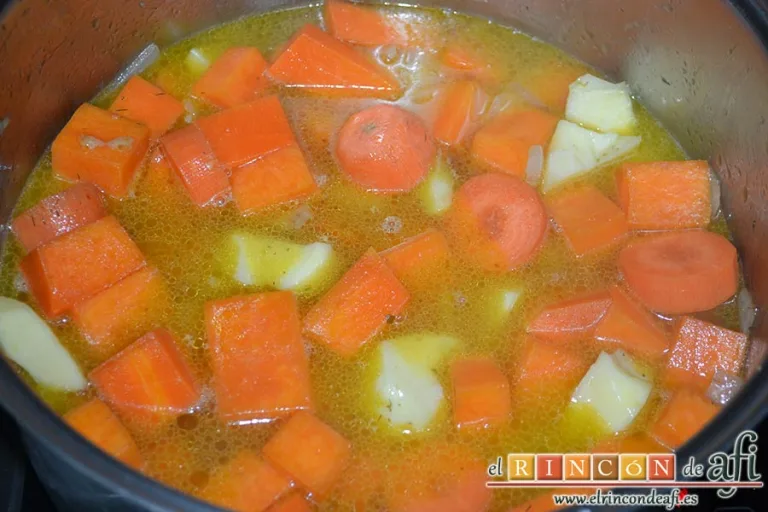 Crema especiada de calabaza y zanahoria, verter el caldo de verduras