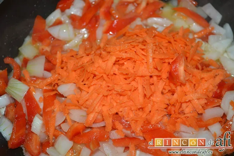 Empanada de pollo con masa de hojaldre, agregar las zanahorias