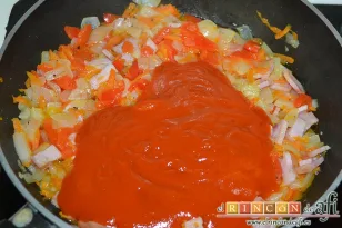 Empanada de pollo con masa de hojaldre, añadir el tomate frito