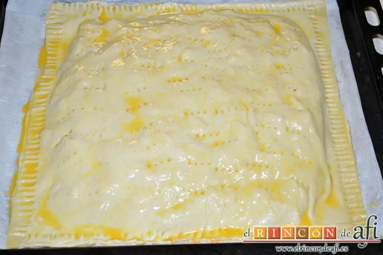 Empanada de pollo con masa de hojaldre, pintar con huevo batido