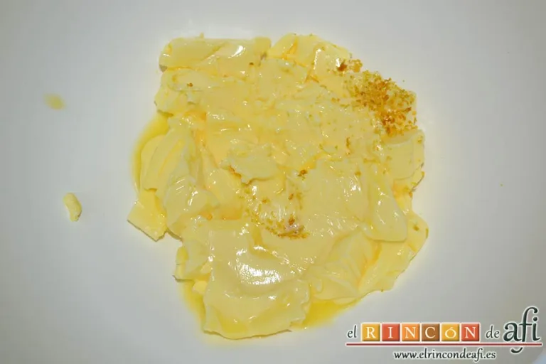 Galletas de limón con glaseado, poner en un bol la mantequilla en pomada y la ralladura de un limón