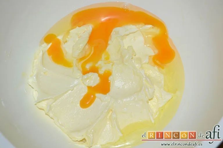 Galletas de limón con glaseado, agregar el huevo