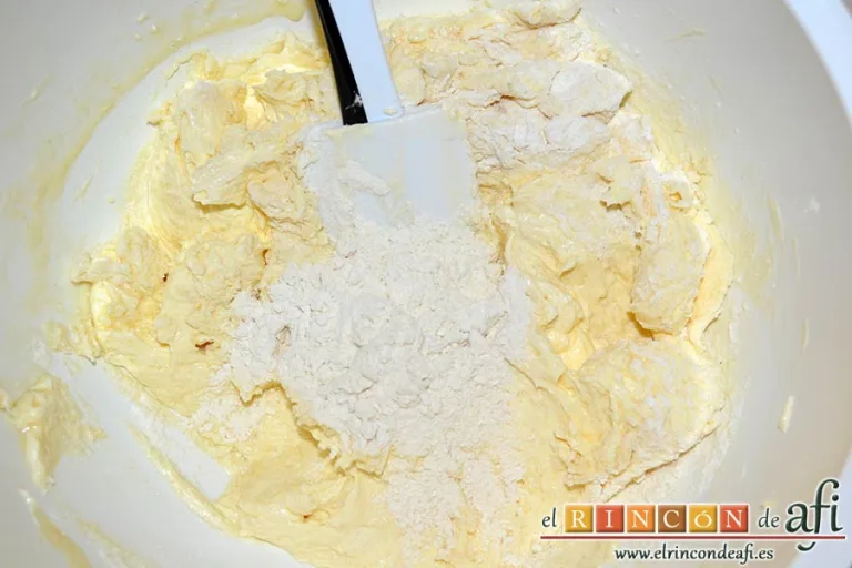 Galletas de limón con glaseado, añadir poco a poco la harina de repostería