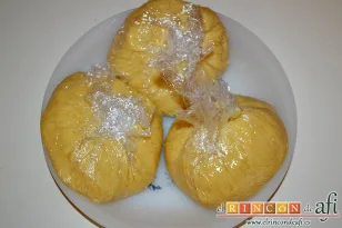 Galletas de limón con glaseado, dividir en tres partes y refrigerar