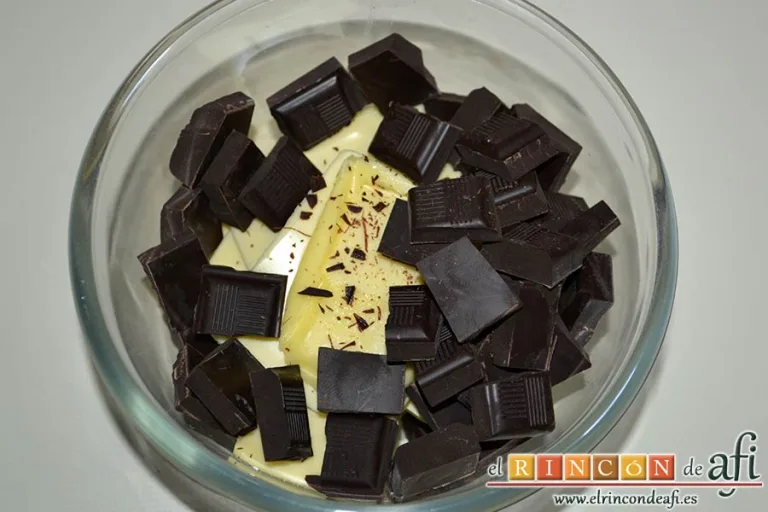 Brownie con galletas Oreo, fundir el chocolate negro con la mantequilla