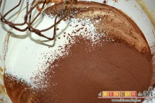 Brownie con galletas Oreo, añadir la vainilla y tamizar la harina y el cacao