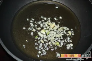 Champiñones rellenos con chorizo ibérico y pistachos, dorar el ajo