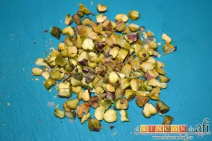 Champiñones rellenos con chorizo ibérico y pistachos, trocear los pistachos