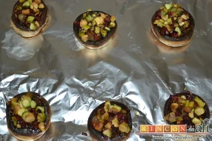 Champiñones rellenos con chorizo ibérico y pistachos, hornear