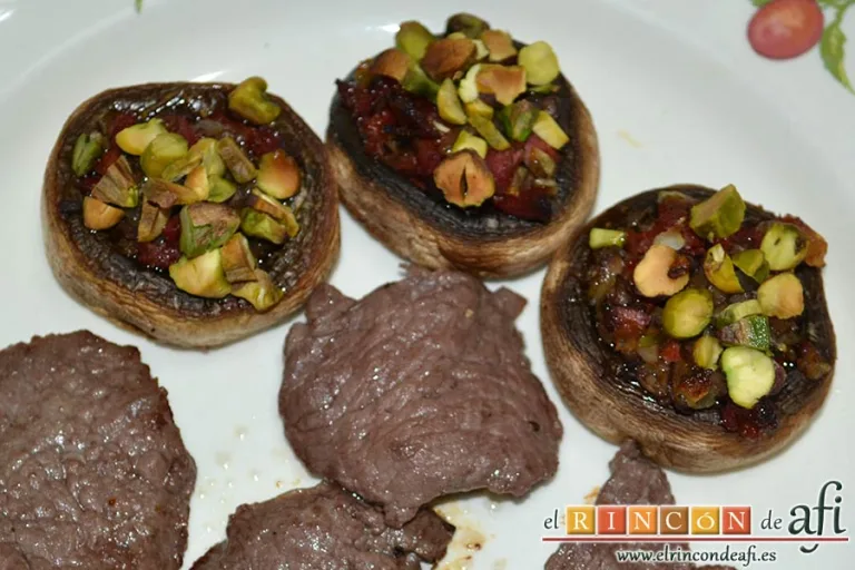 Champiñones rellenos con chorizo ibérico y pistachos, sugerencia de presentación