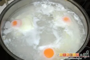 Huevos gratinados con papas y queso, escalfar los huevos