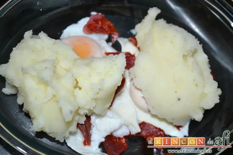 Huevos gratinados con papas y queso, poner porciones de papa por encima de cada huevo