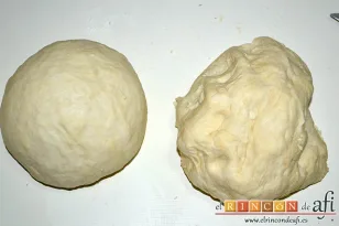 Pan casero fácil, mezclar hasta formar dos bolas
