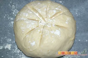 Pan casero fácil, hacerle unos cortes por encima y espolvorear de harina