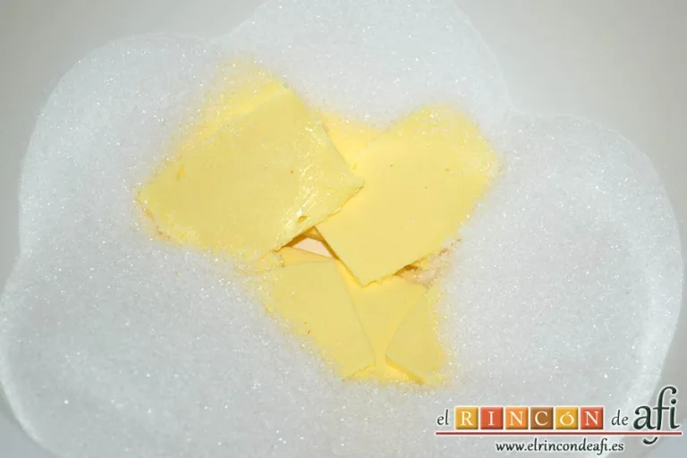 Pastel de frambuesas con glaseado de queso, poner en otro bol la mantequilla con azúcar blanquillla