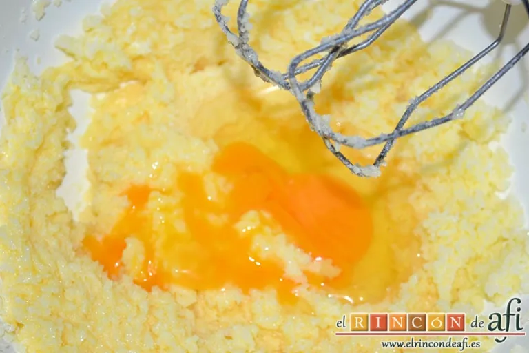 Pastel de frambuesas con glaseado de queso, integrar e ir añadiendo los huevos uno a uno