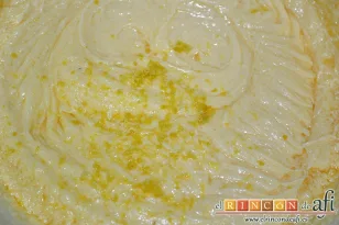 Pastel de frambuesas con glaseado de queso, añadir la ralladura de limón