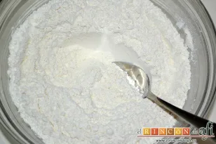 Pastel de frambuesas con glaseado de queso, tamizar y mezclar la harina, la pizca de sal y la levadura química