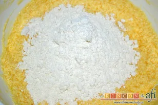 Pastel de frambuesas con glaseado de queso, agregar a la mezcla anterior de varias tandas