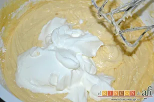 Pastel de frambuesas con glaseado de queso, añadir el yogur
