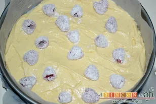Pastel de frambuesas con glaseado de queso, volcar el primer tercio de la masa en el molde, alisar y poner frambuesas