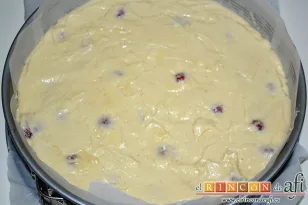 Pastel de frambuesas con glaseado de queso, cubrir con el resto de la masa