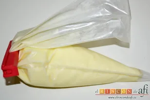 Pastel de frambuesas con glaseado de queso, ponerlo en una manga